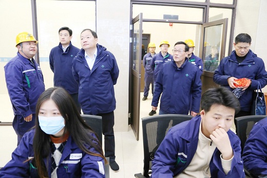 集團(tuán)公司領(lǐng)導(dǎo)除夕夜慰問堅守崗位干部員工