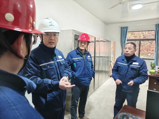 吳亞在新年第一天督導集團公司兩重點企業工作時強調全面筑牢安全防線