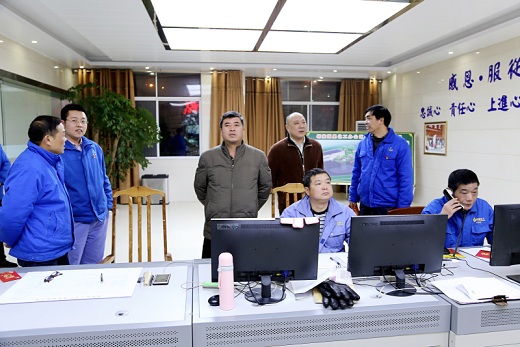 公司領導除夕夜慰問堅守崗位職工